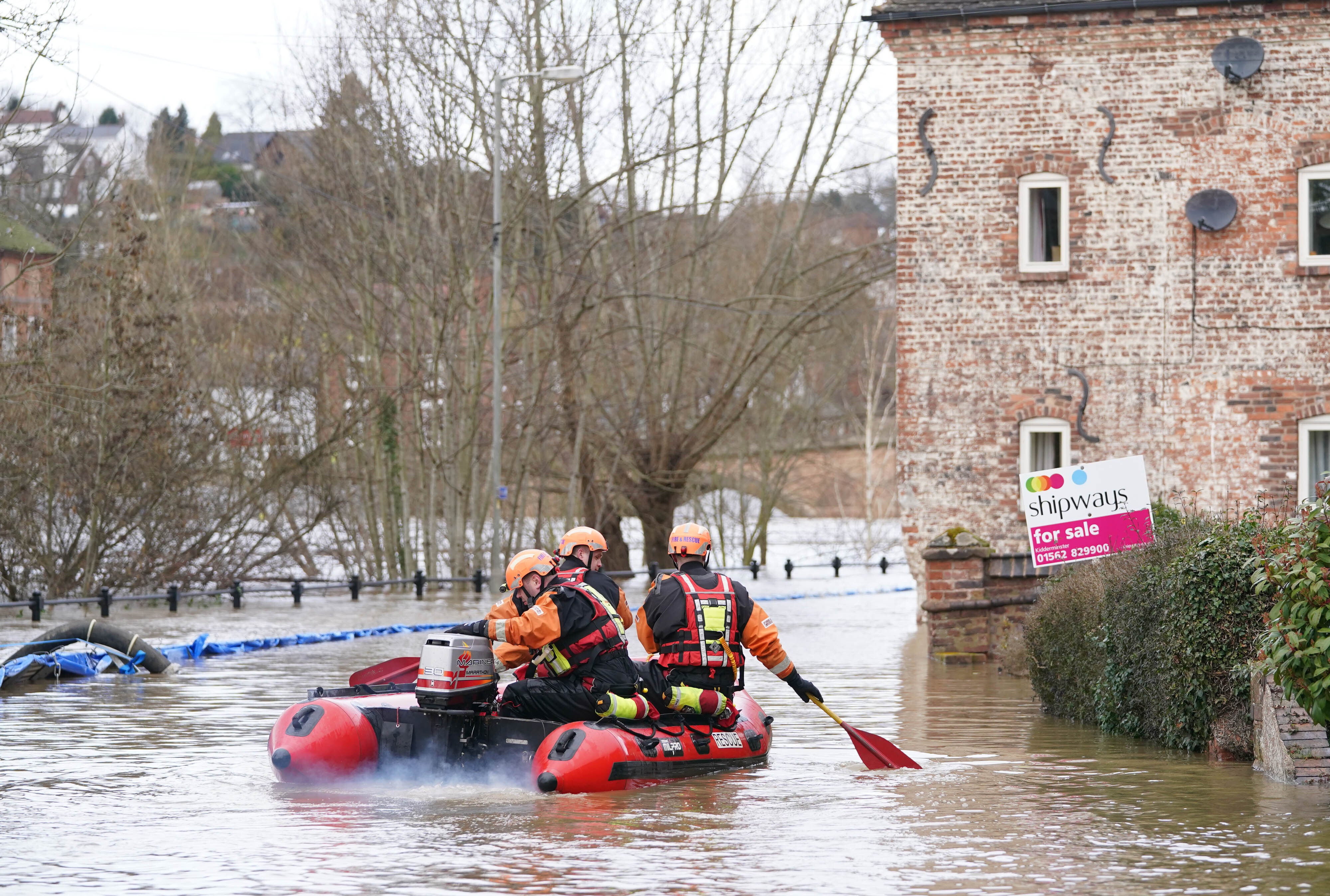 Anxious wait for river levels to peak in flooded areas | The Independent