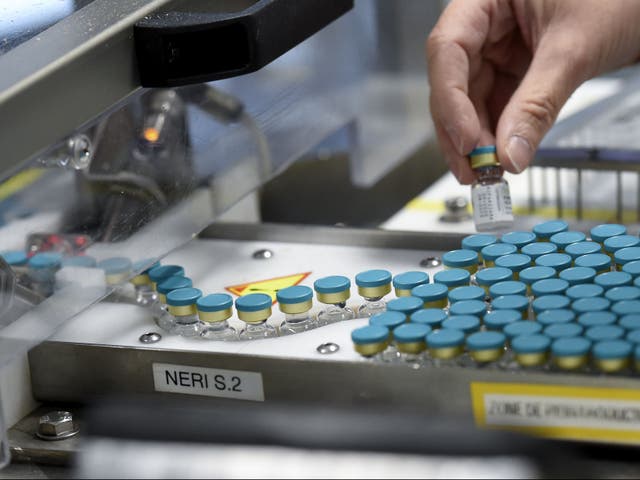 Un empleado trabaja en una línea de producción en la fábrica de la multinacional farmacéutica británica GlaxoSmithKline