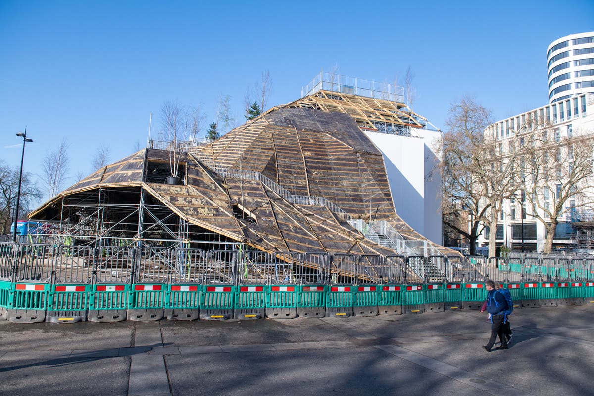 Workers dismantle Marble Arch mound after the tourist attraction was widely panned as a waste of money