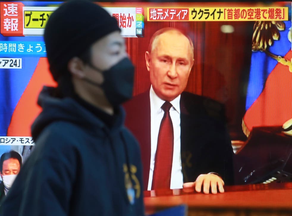 <p>File A man walks past a TV screen with image of Russia’s President Vladimir Putin in Tokyo, Thursday, 24 Feb, 2022.</p>