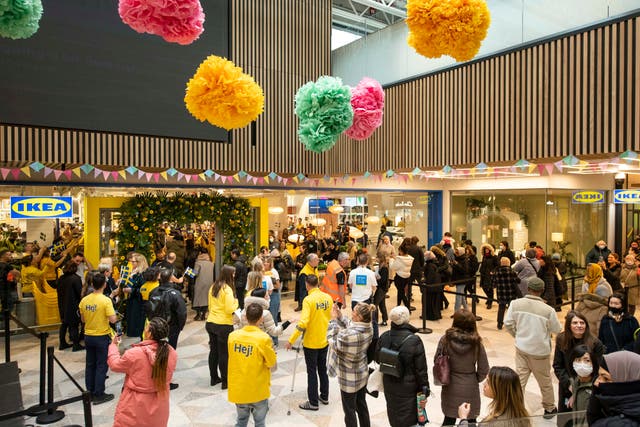 <p>The first customers are greeted by IKEA co-workers at the official opening of the IKEA Hammersmith store in the new Livat Hammersmith shopping centre</p>