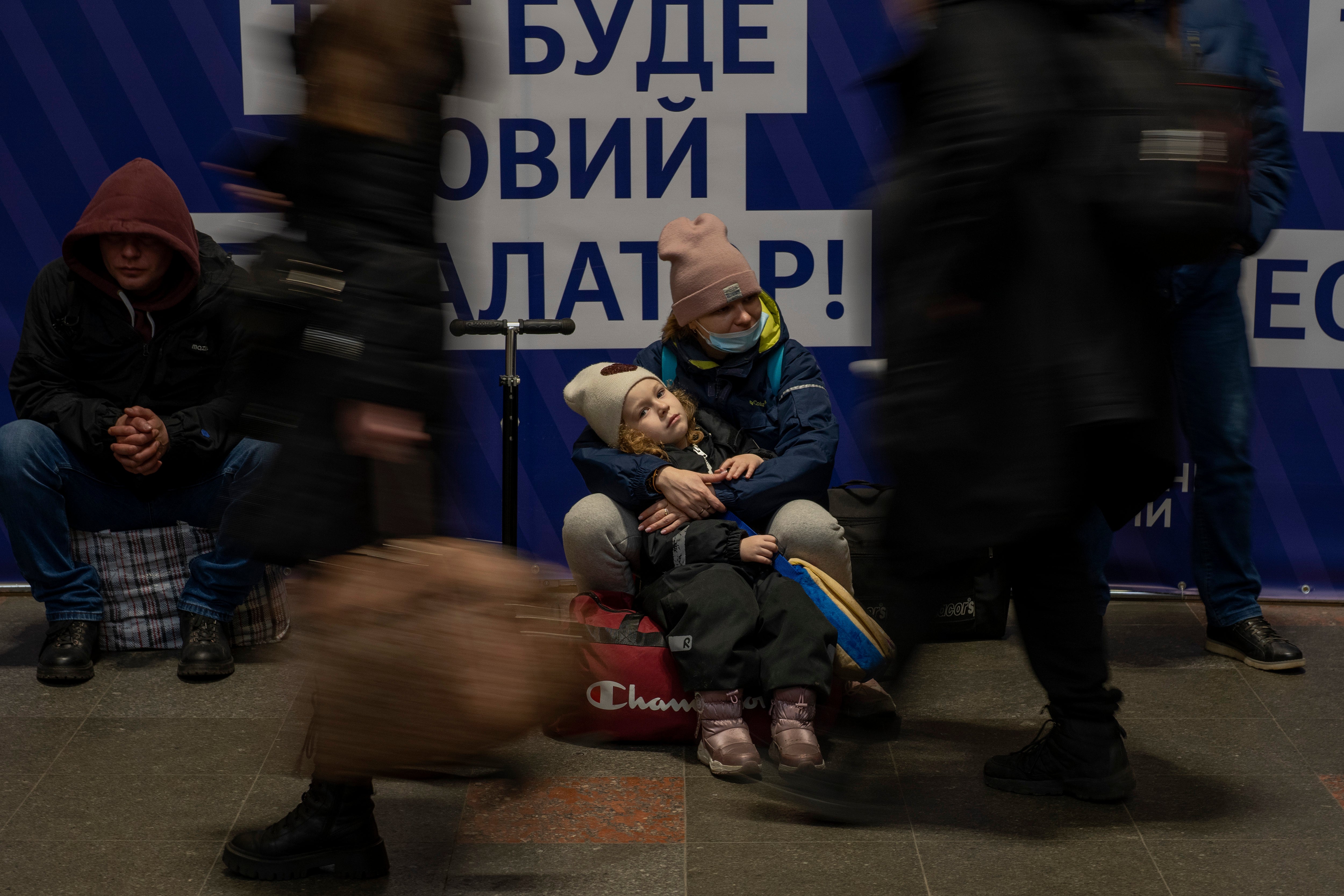 <p>Una mujer con su hija espera un tren mientras intentan salir de Kiev.</p>