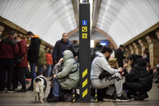 <p>Ukrainians take shelter in a metro station after air raid sirens alarm in Kiev</p>