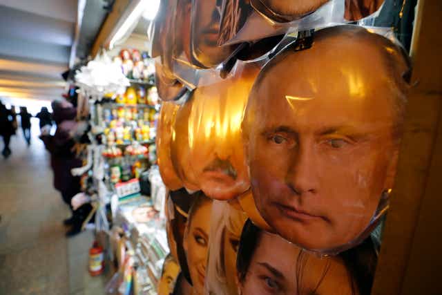 <p>Máscaras con retratos del presidente ruso, Vladimir Putin (der.), y del presidente de Bielorrusia, Alexander Lukashenko, en exhibición en un mercado callejero como souvenirs en San Petersburgo.</p>