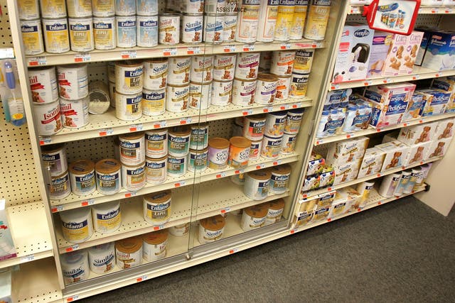 <p>Los productos de leche de fórmula para bebés están protegidos con llave en una tienda de Chicago</p>