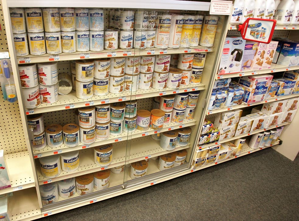 <p>Los productos de leche de fórmula para bebés están protegidos con llave en una tienda de Chicago</p>