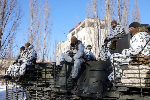 <p>Soldados ucranianos durante ejercicios tácticos en Prypiat, la Zona de Exclusión de Chernóbil </p>