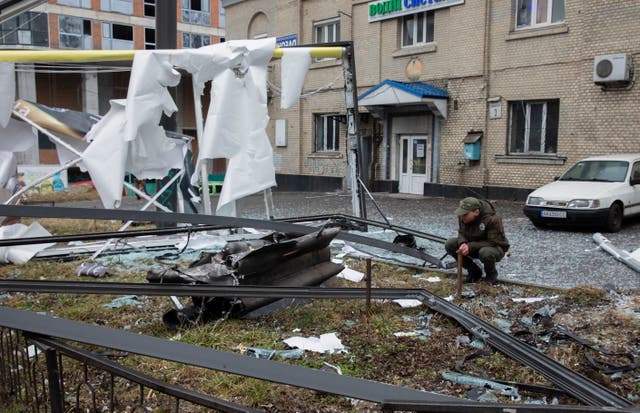 Un hombre mira los escombros de un objeto no identificado después de una explosión en Kiev, Ucrania.
