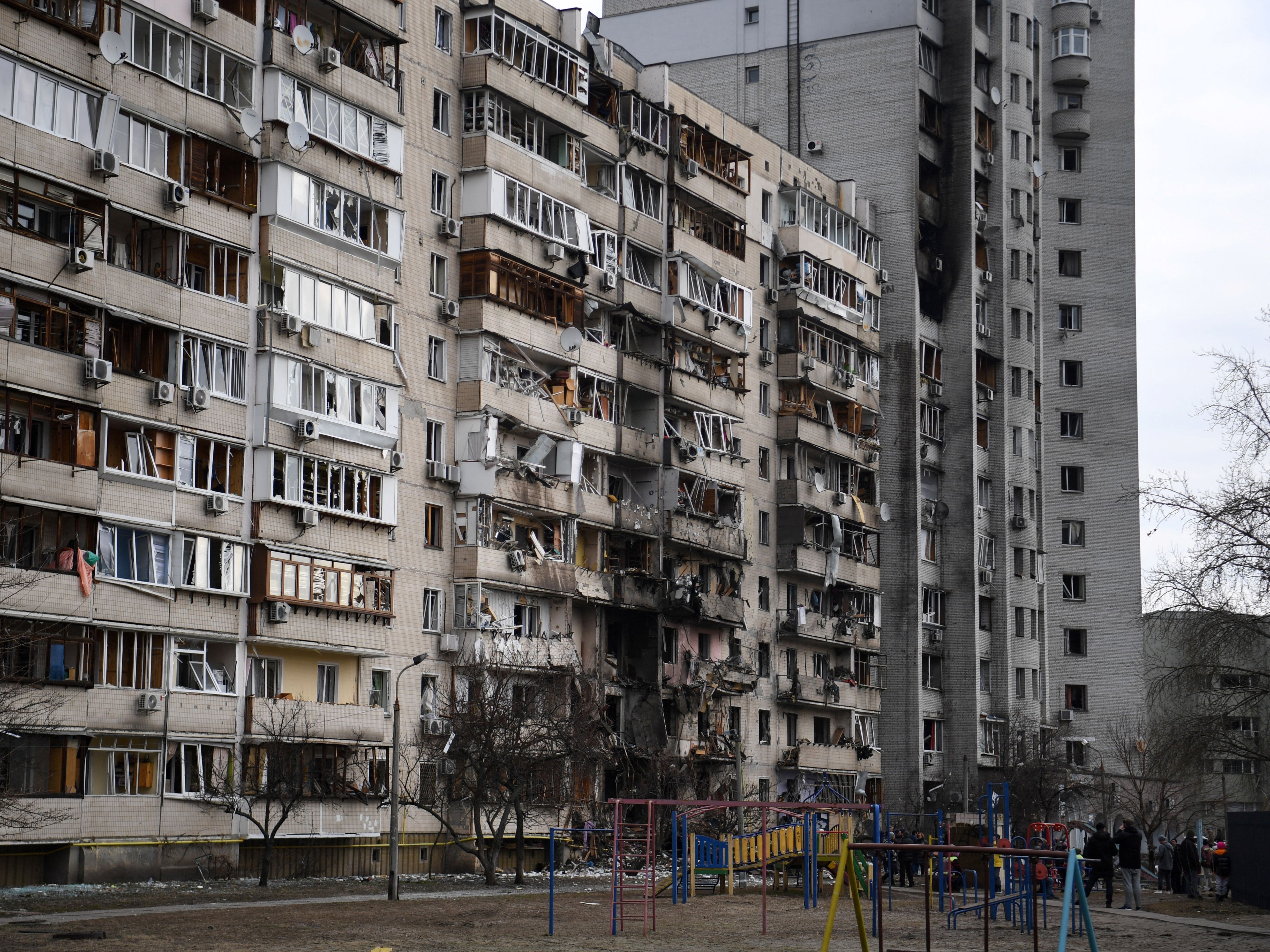 Una vista general de un edificio residencial dañado en la calle Koshytsa, un suburbio de la capital de Ucrania, Kiev.