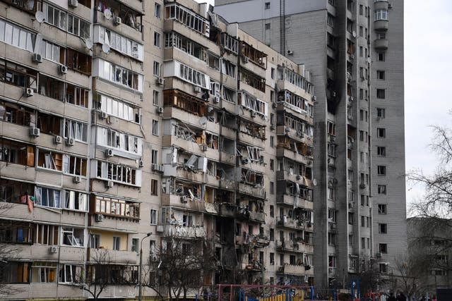 Una vista general de un edificio residencial dañado en la calle Koshytsa, un suburbio de la capital de Ucrania, Kiev.
