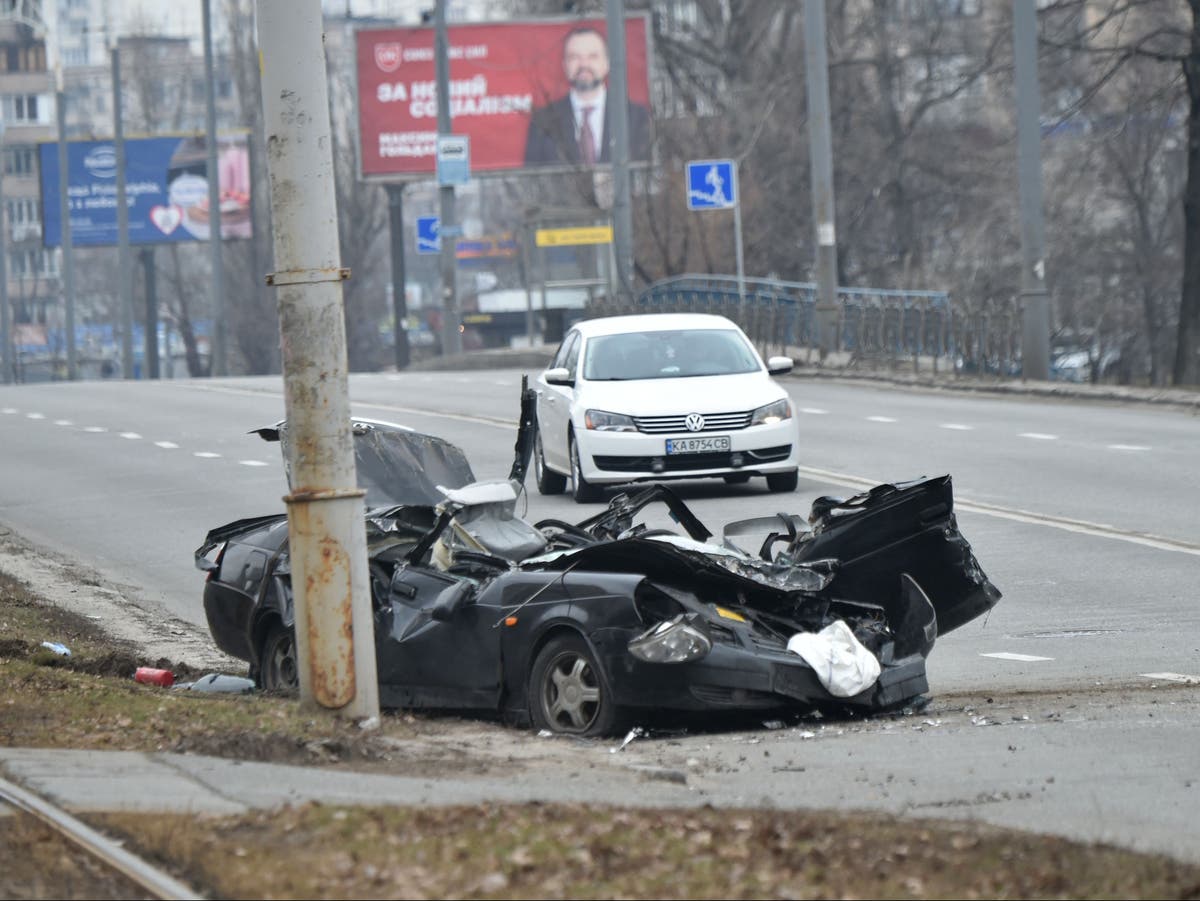 Un veicolo blindato fa schiantare un’auto civile in Kiev Street mentre le forze russe avanzano