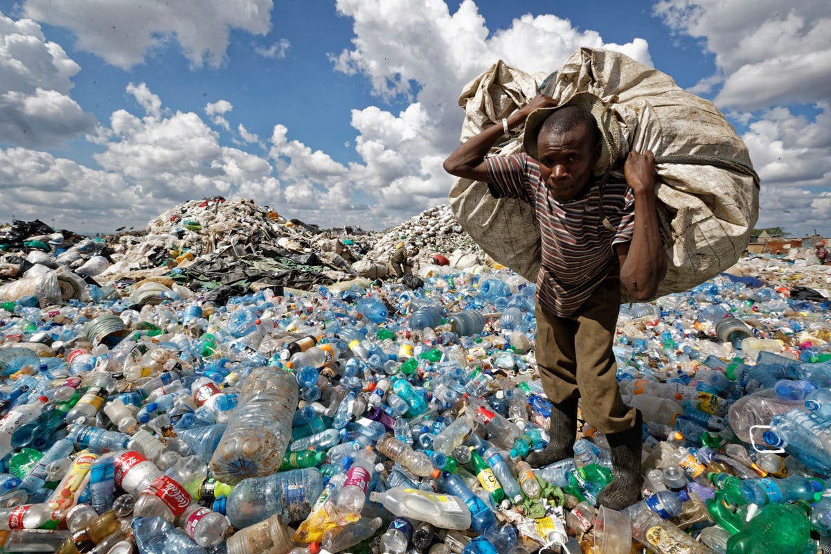 Глобальная проблема отходы. Горы пластиковых отходов. Пластик свалка. Свалка пластика.