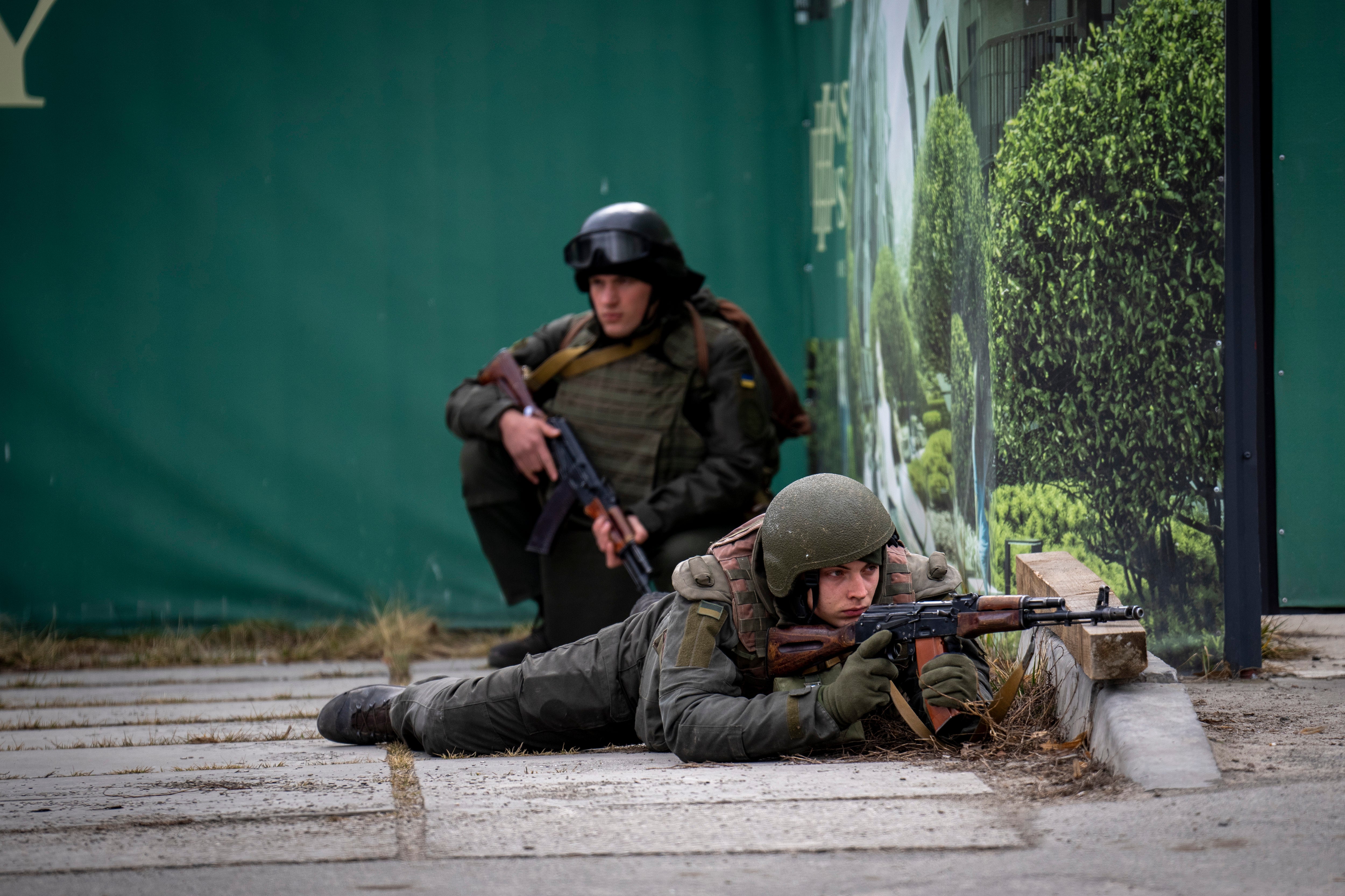 Ukrainian soldiers take up position in downtown Kyiv on Friday