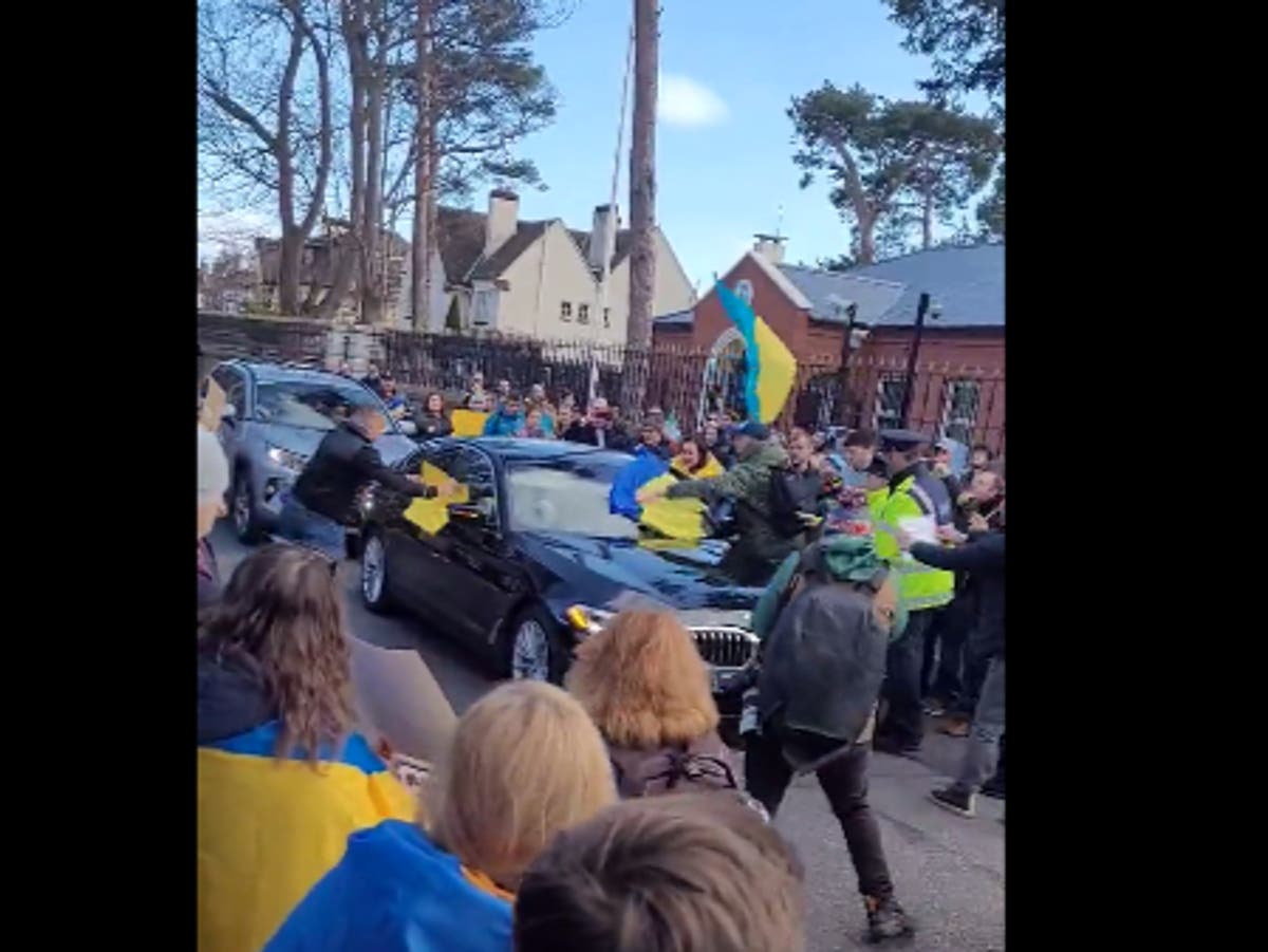 Ukraine: Angry crowd mobs Russian ambassador’s car in Dublin after invasion