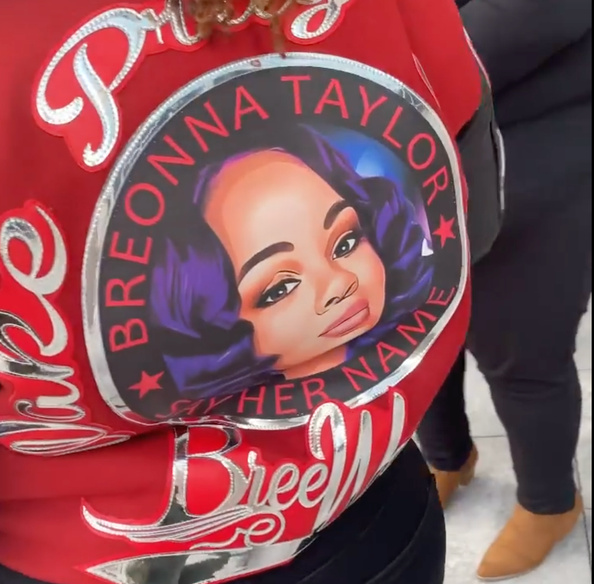Breonna Taylor&rsquo;s mother &lsquo;kicked out&rsquo; of courtroom for wearing jacket with image of daughter&rsquo;s face