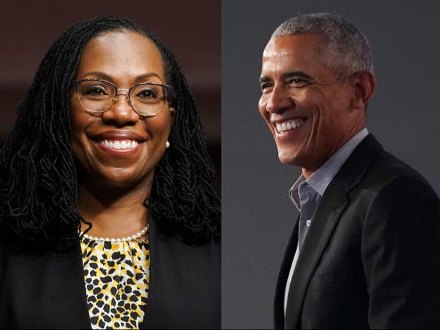 <p>Barack Obama (derecha) felicitó a la jueza Ketanji Brown Jackson (izquierda) por su nominación al Tribunal Supremo</p>