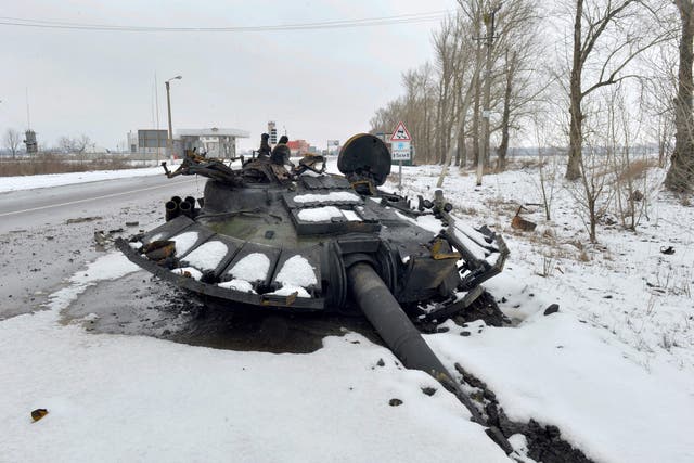 Un fragmento de un tanque ruso destruido se ve en la carretera en las afueras de Kharkiv.