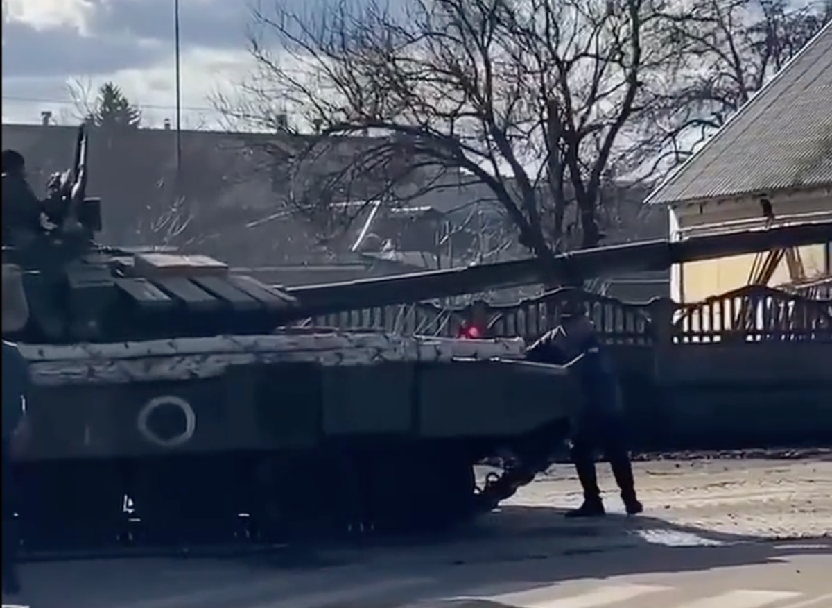 Ukrainian Man Kneels In Front Of Russian Tank After Trying To Stop It With His Bare Hands The Independent