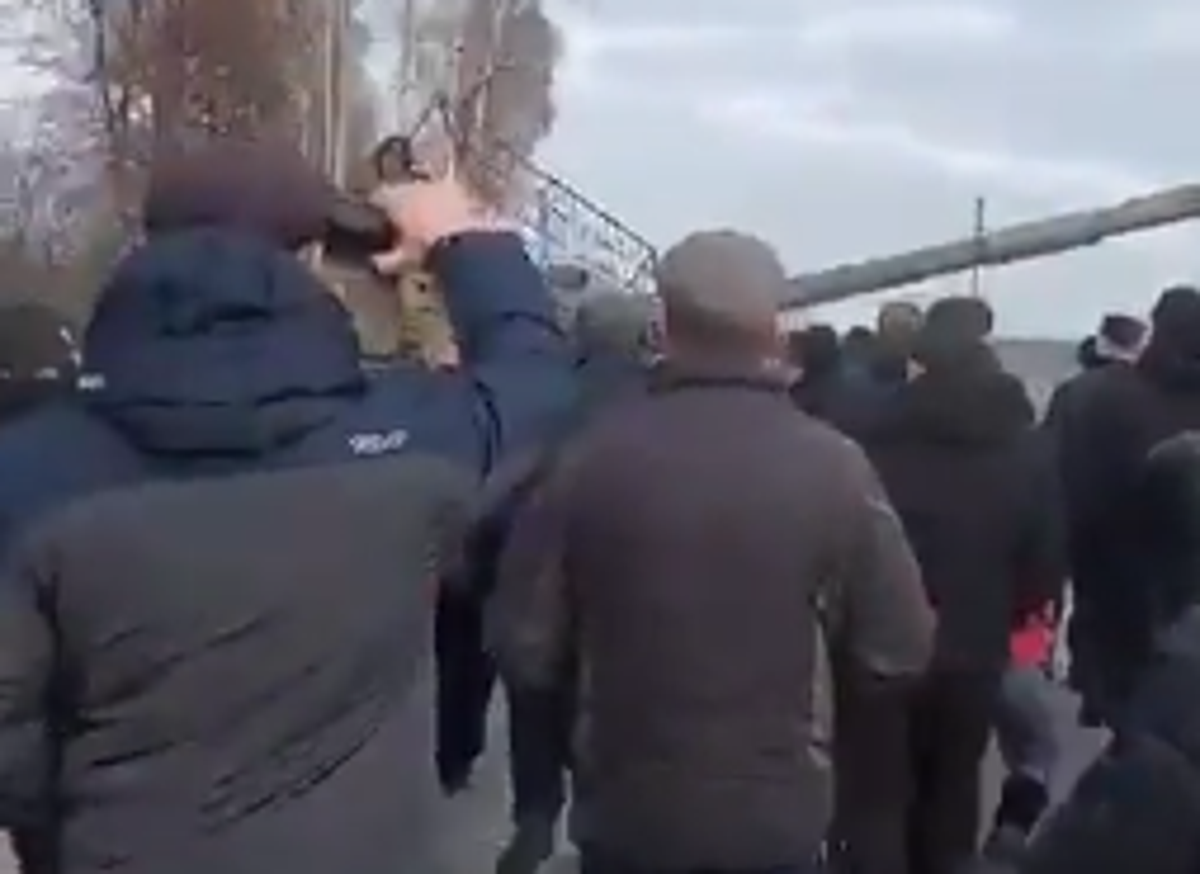 Russian tanks made to retreat after Ukrainian civilians form human shield to block road