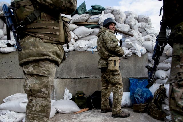 <p>Ukrainian soldiers at a check point in the city of Zhytomyr</p>