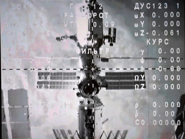 La Estación Espacial Internacional (ISS) se ve en un monitor después de que la nave espacial Soyuz MS-20 se desacoplara de la ISS el 20 de diciembre de 2021