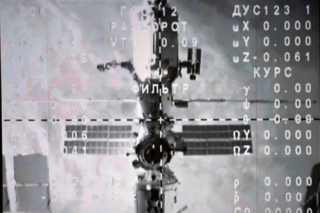 La Estación Espacial Internacional (ISS) se ve en un monitor después de que la nave espacial Soyuz MS-20 se desacoplara de la ISS el 20 de diciembre de 2021