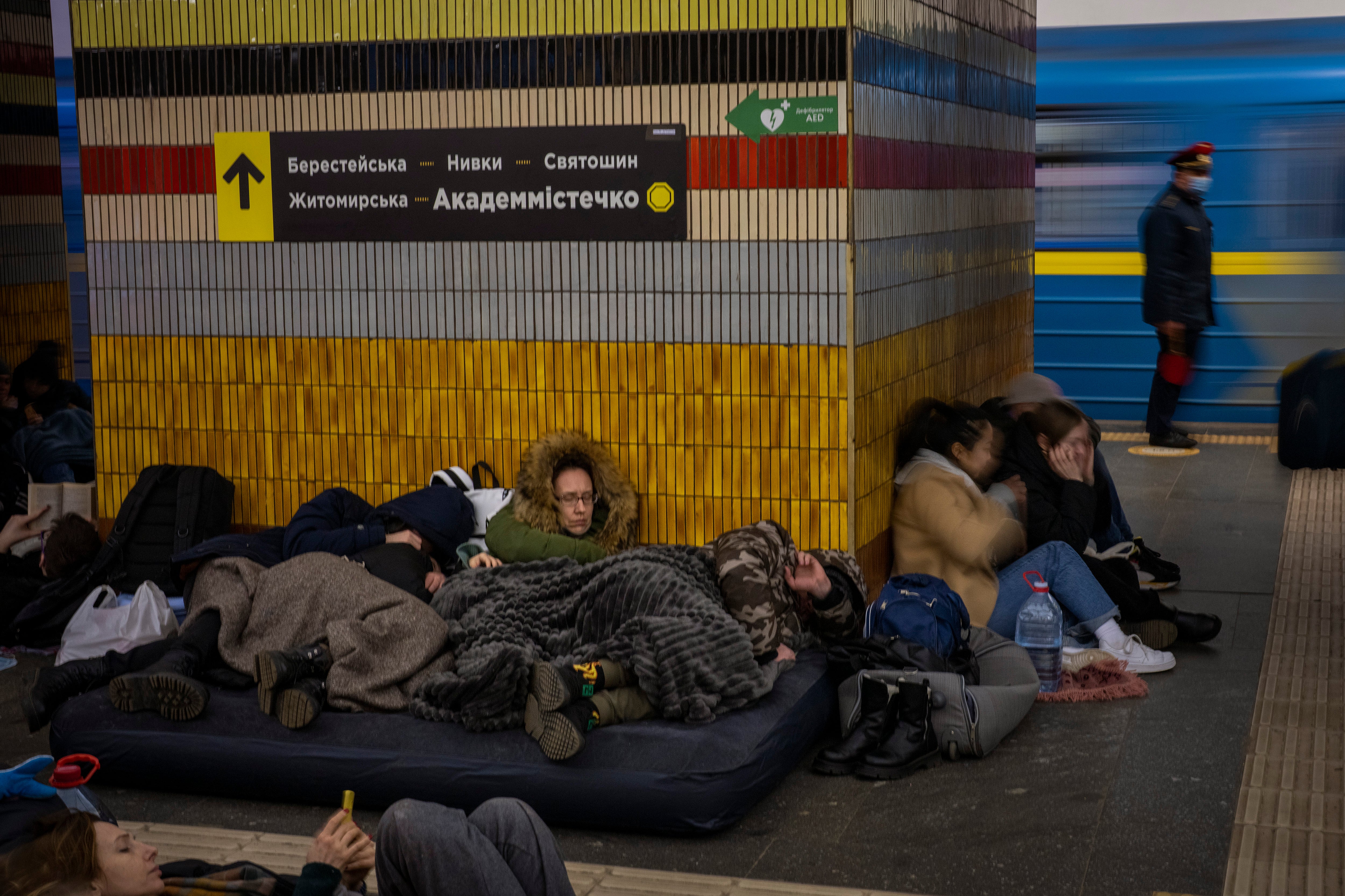 Как живут сейчас люди на украине. Люди в метро. Украинцы ночуют в метро. Украинцы сидят в метро.