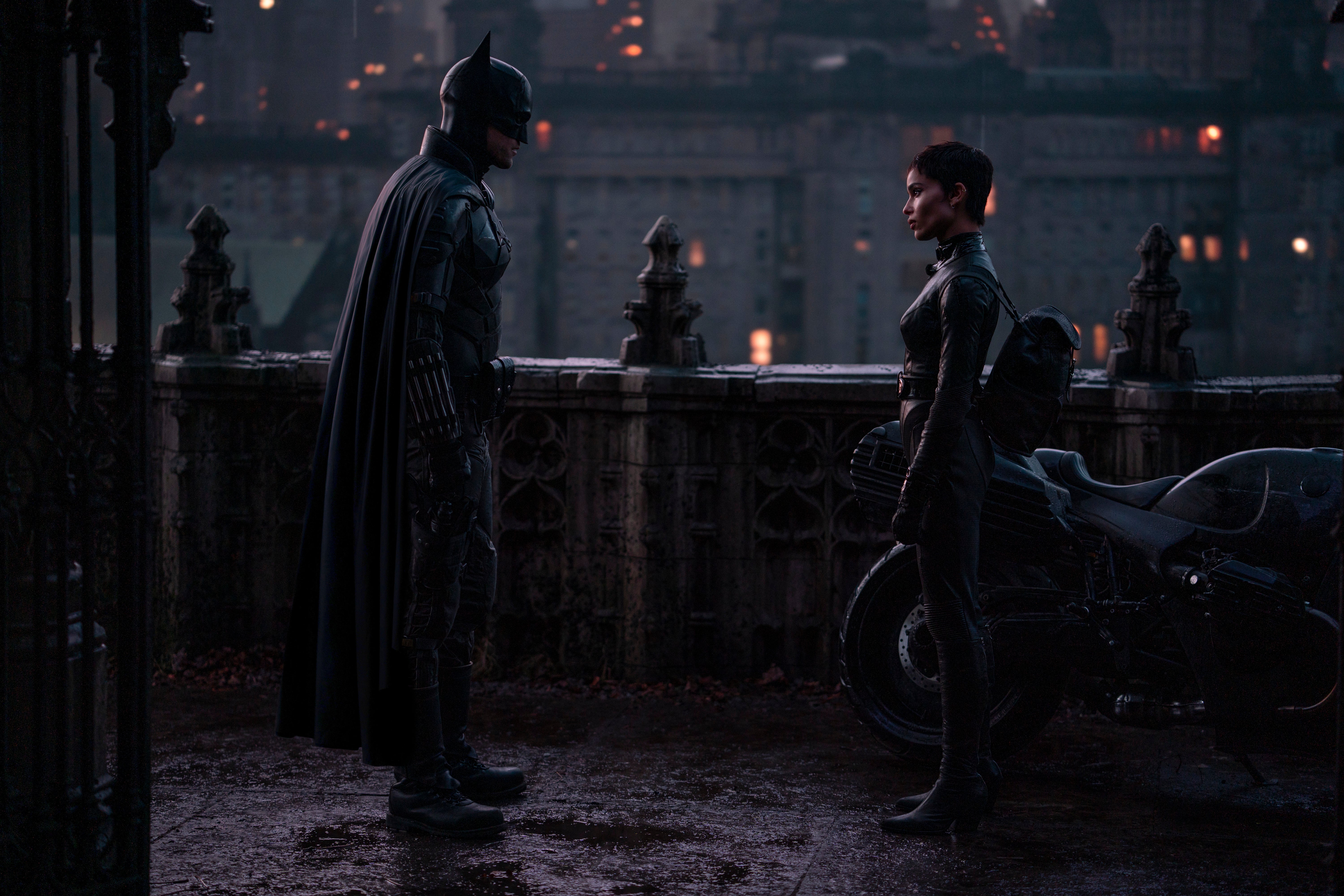 <p>Robert Pattinson y Zoë Kravitz en una escena de ‘The Batman’ </p>