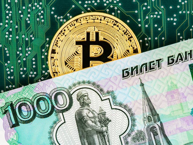 <p>La capitalización de mercado del bitcoin superó al rublo ruso el 28 de febrero de 2022, luego de las severas sanciones económicas impuestas por la invasión rusa en Ucrania </p>