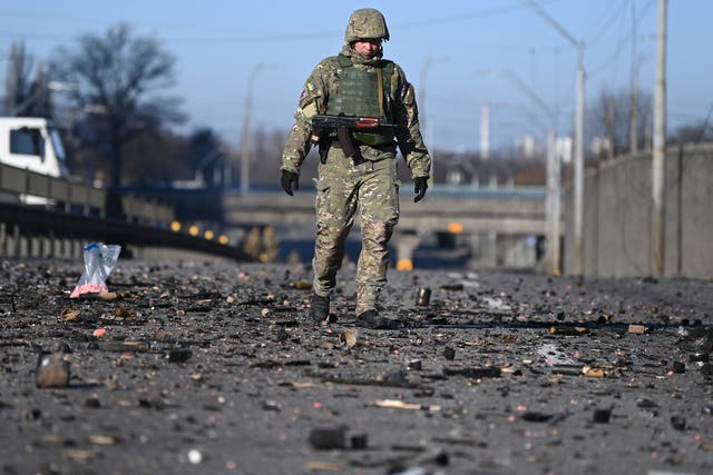 <p>Un soldado ucraniano camina entre los escombros en el lado oeste de la capital ucraniana de Kyiv el 26 de febrero de 2022 </p>