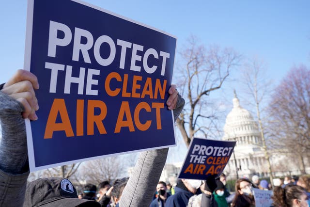 <p>Los activistas climáticos se concentran en el exterior mientras el Tribunal Supremo escucha a las empresas del carbón y a sus aliados partidistas, que intentan eliminar la Ley de Aire Limpio y bloquear la acción climática el lunes</p>