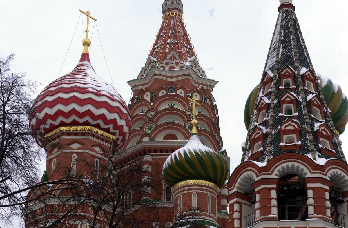 Holiday firm suspends Russia tours