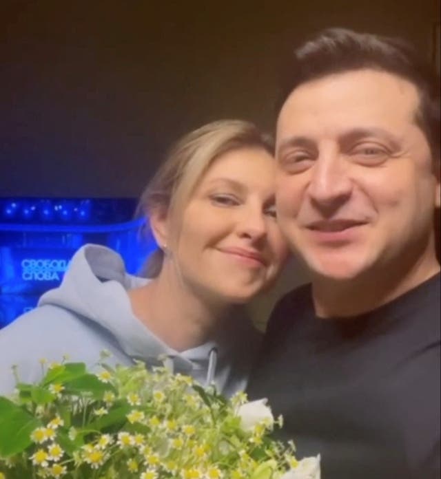 <p>El presidente de Ucrania, Volodymyr Zelensky, habla mientras abraza a su esposa Olena Zelenska mientras graban un mensaje del Día de San Valentín en Kiev, Ucrania, el 14 de febrero de 2022.</p>