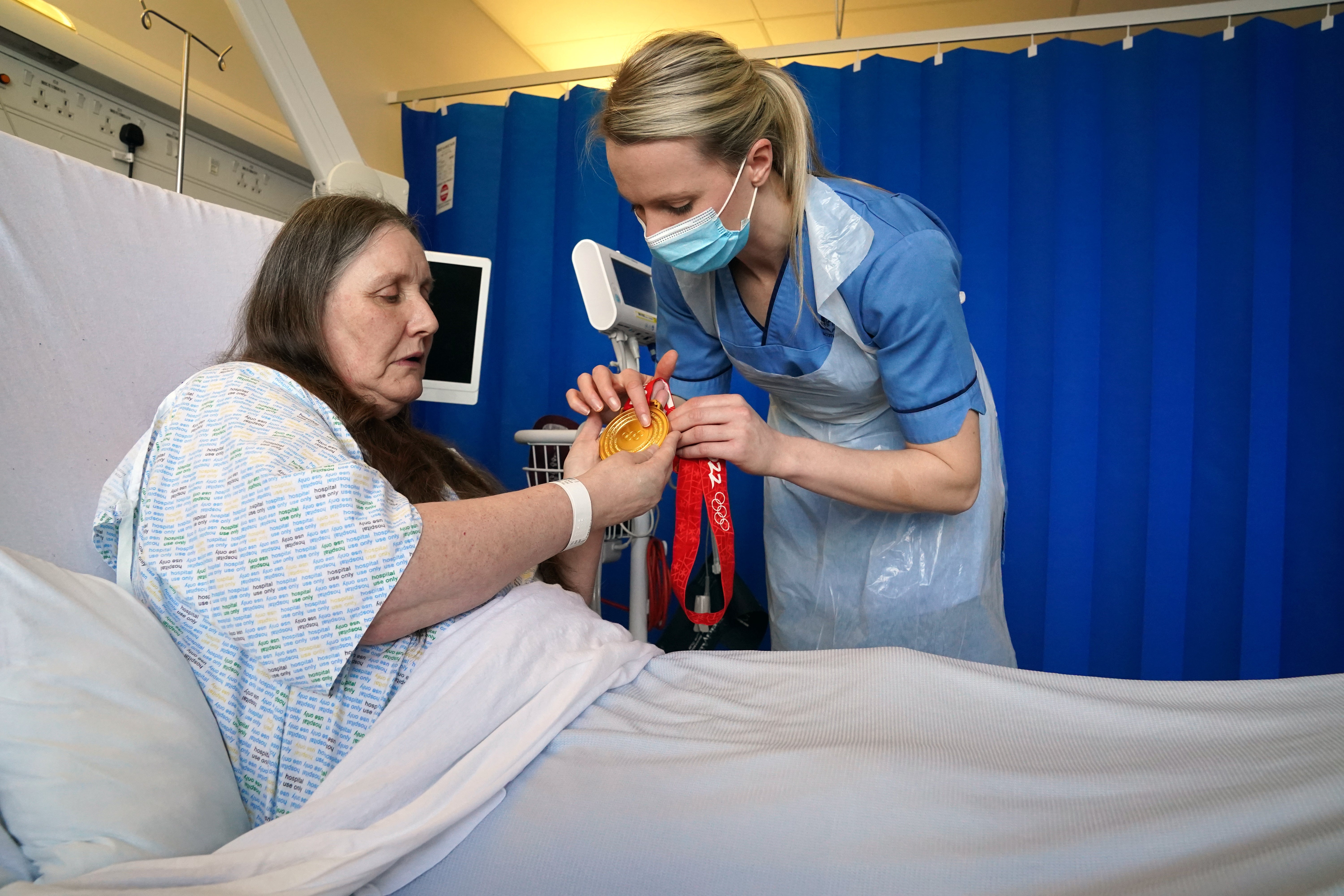 Vicky Wright shows patient Mary Telford her medal (Andrew Milligan/PA)