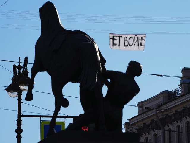 <p>Un letrero que decía “No a la guerra” colgado sobre Nevsky Prospect, la avenida central de San Petersburgo, el martes </p>