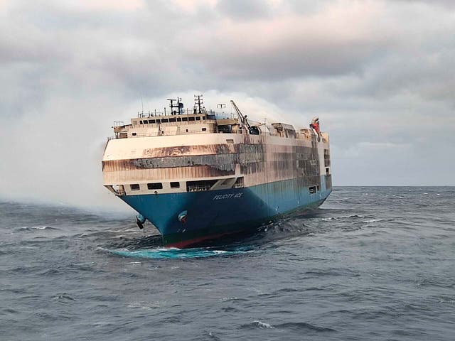 PORTUGAL-BARCO INCENDIADO