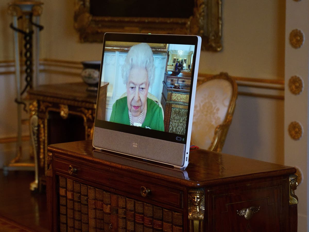 Hollywood Unlocked blog concedes Queen Elizabeth is not dead after new pictures released