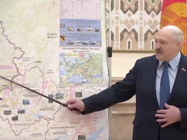 <p>Lukashenko señala un mapa en una reunión del consejo de seguridad que parece un plan de batalla para la invasión rusa de Ucrania</p>