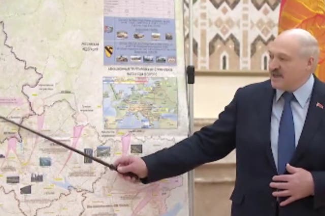 <p>Lukashenko señala un mapa en una reunión del consejo de seguridad que parece un plan de batalla para la invasión rusa de Ucrania</p>
