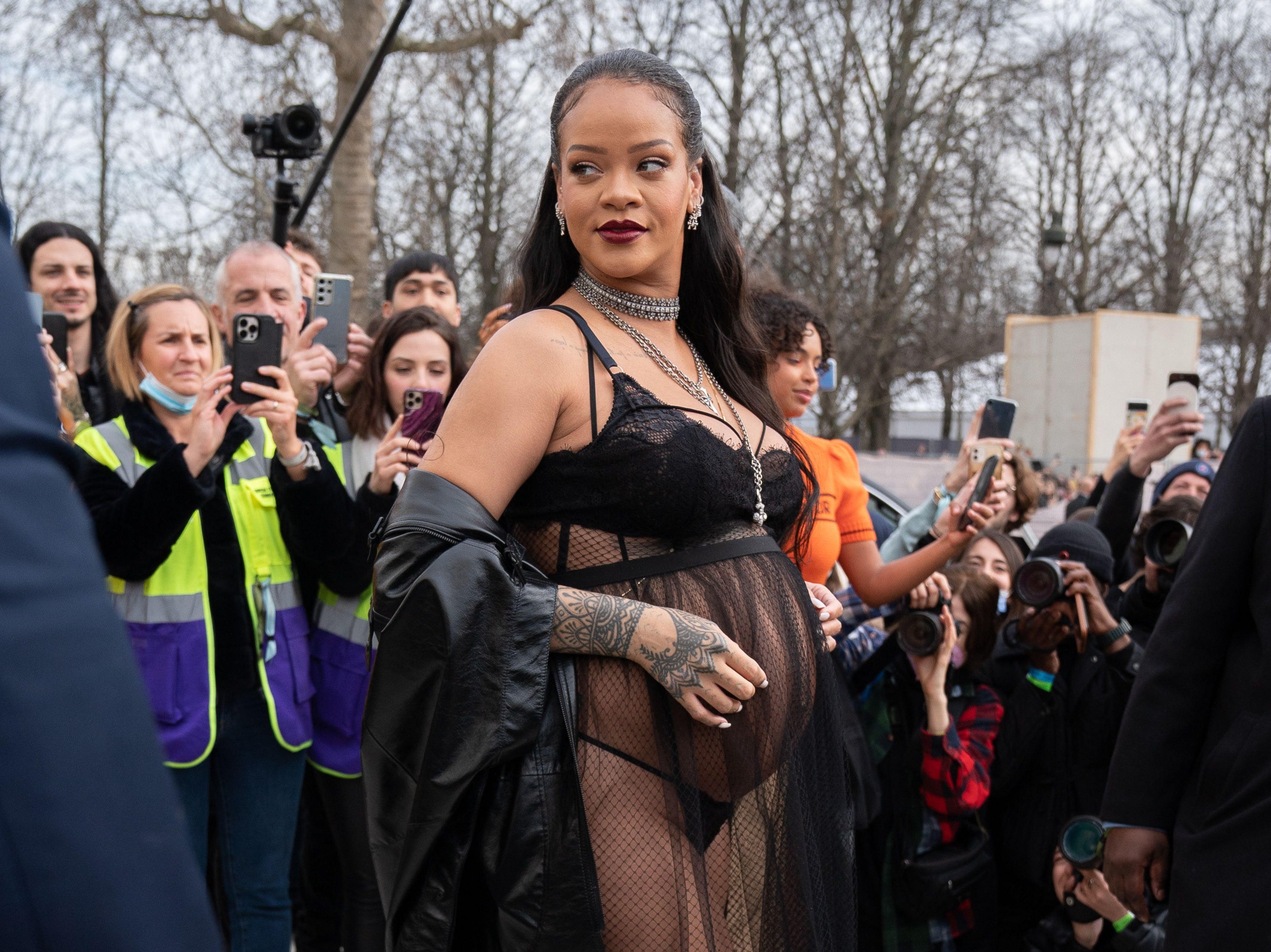 Rihanna usó una camisa transparente con ropa interior de encaje a juego.