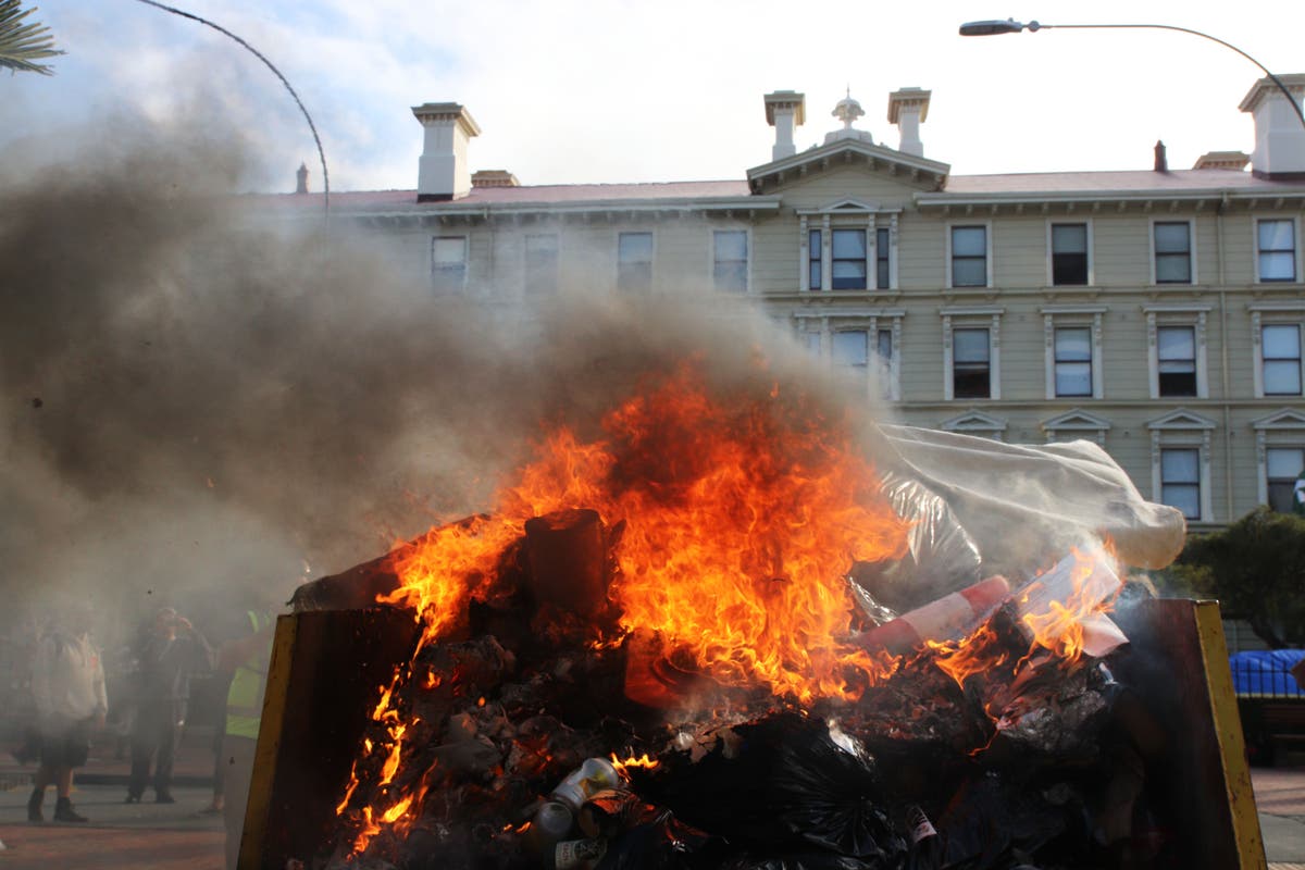 Violent clashes break out between protesters and police at anti-vaccine mandate protests in New Zealand