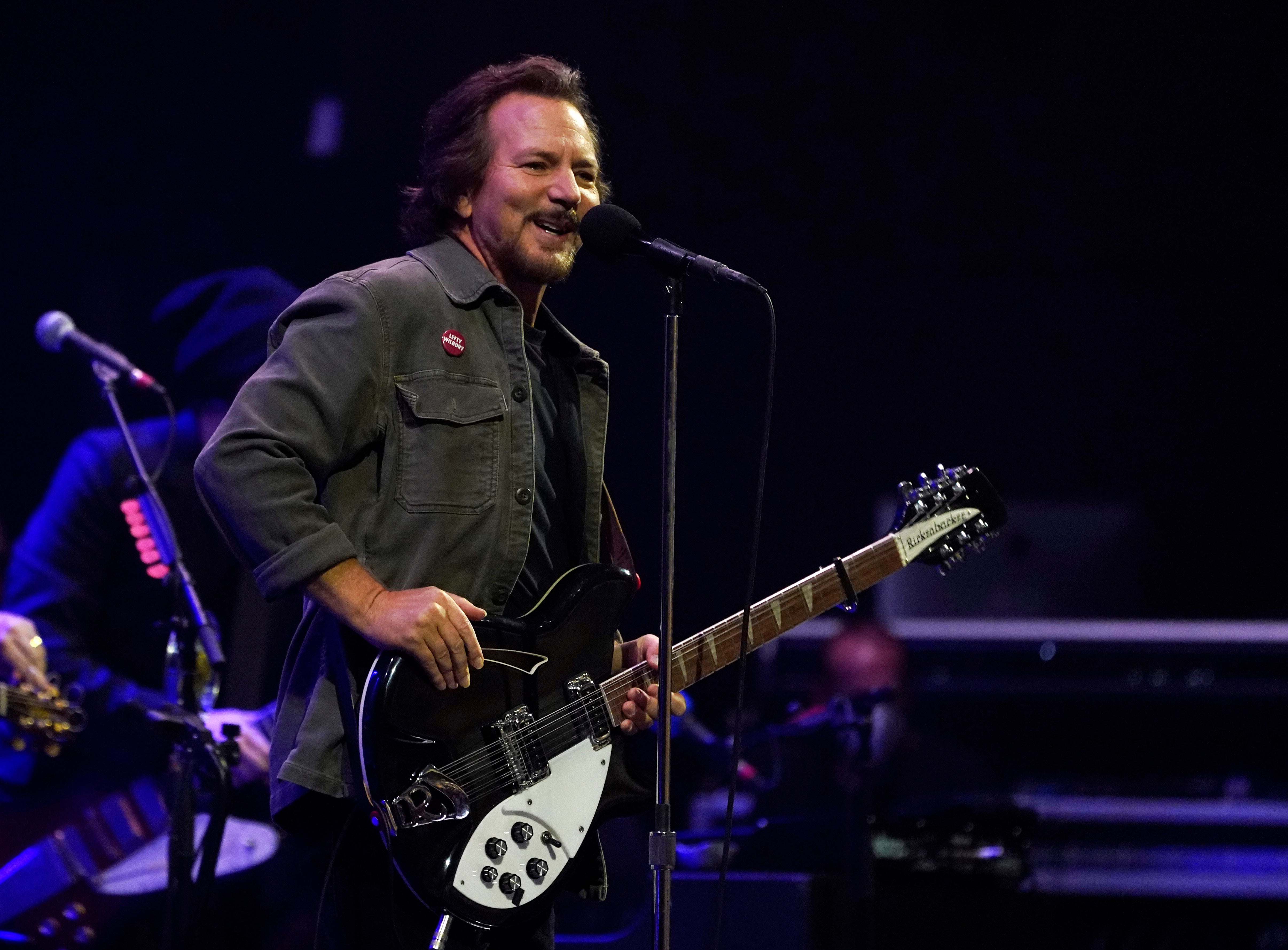 Pearl Jam's Eddie Vedder makes solo outing a group project | The