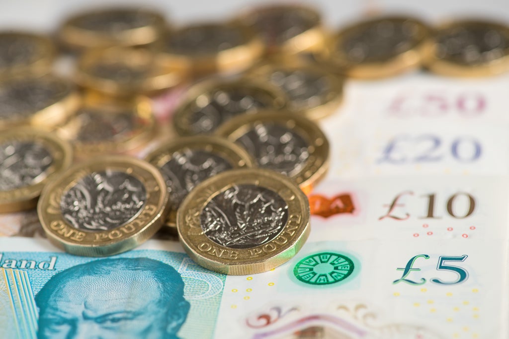UK workers have missed out on £76-a-week pay rise since financial crisis, report says