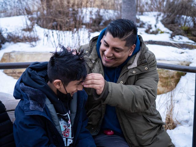 <p>Jesús Benítez juega con su hijo, Mason, en el parque Little Island de Nueva York. “Estando en la universidad pensaba ‘¿Qué estoy haciendo aquí? No debería estar en este salón con todos esos muchachos intelectuales’”, recuerda haber pensado mientras trabajaba para su título como padre soltero. </p>