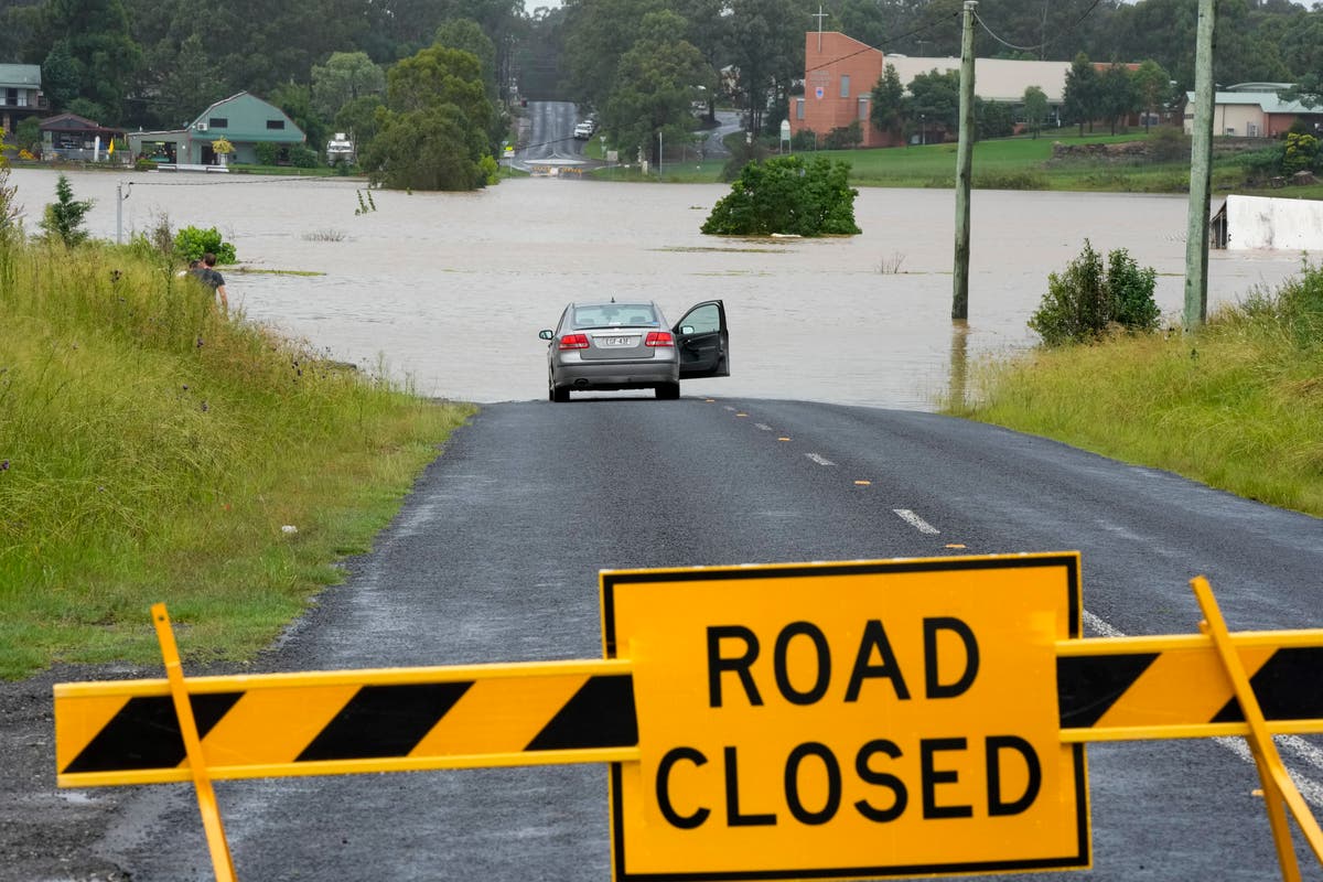 500,000 people on flood alert as rain lashes Sydney