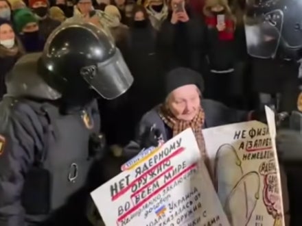 <p>La artista y activista de 77 años, Yelena Osipova, se volvió viral en las redes sociales después de que imágenes mostraran su arresto </p>