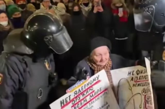 <p>La artista y activista de 77 años, Yelena Osipova, se volvió viral en las redes sociales después de que imágenes mostraran su arresto </p>