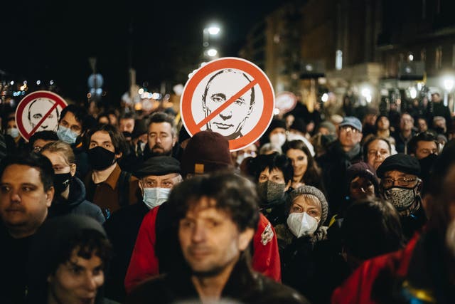 La gente asiste a una marcha de protesta contra Rusia organizada por la coalición opositora húngara en Budapest, el 1 de marzo de 2022.