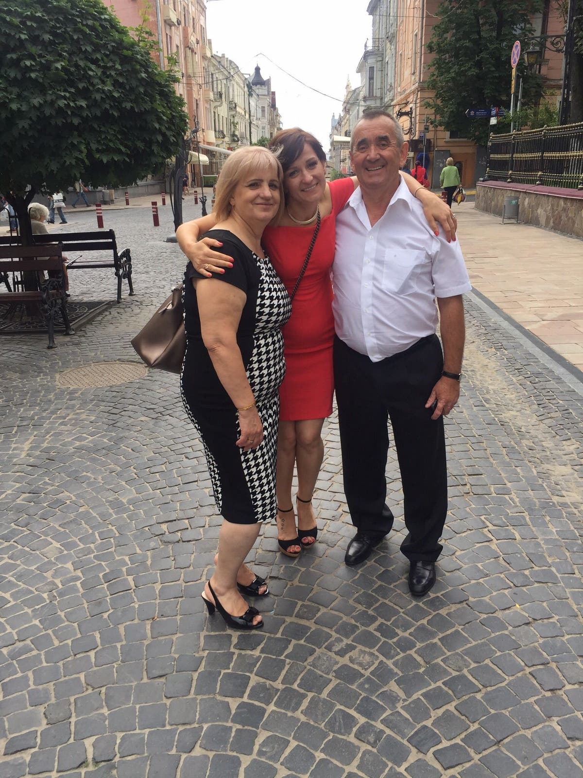 Parents of Ukrainian-Irish woman helping refugees in makeshift rescue centre