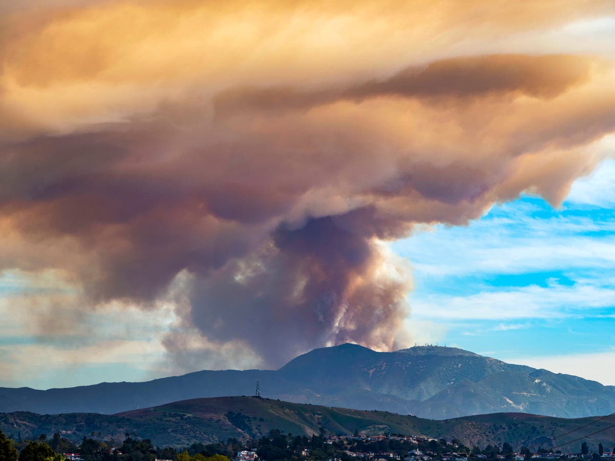 Raging wildfire in southern California grows to 500 acres